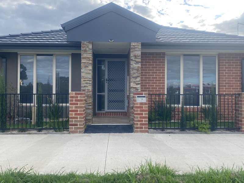 18 Titan Lodge Walk, Pakenham, VIC 3810 - Image - 24/11/2025