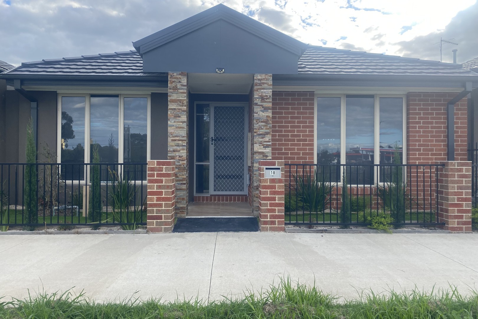 18 Titan Lodge Walk, Pakenham, VIC 3810, Pakenham - Thumbnail 2