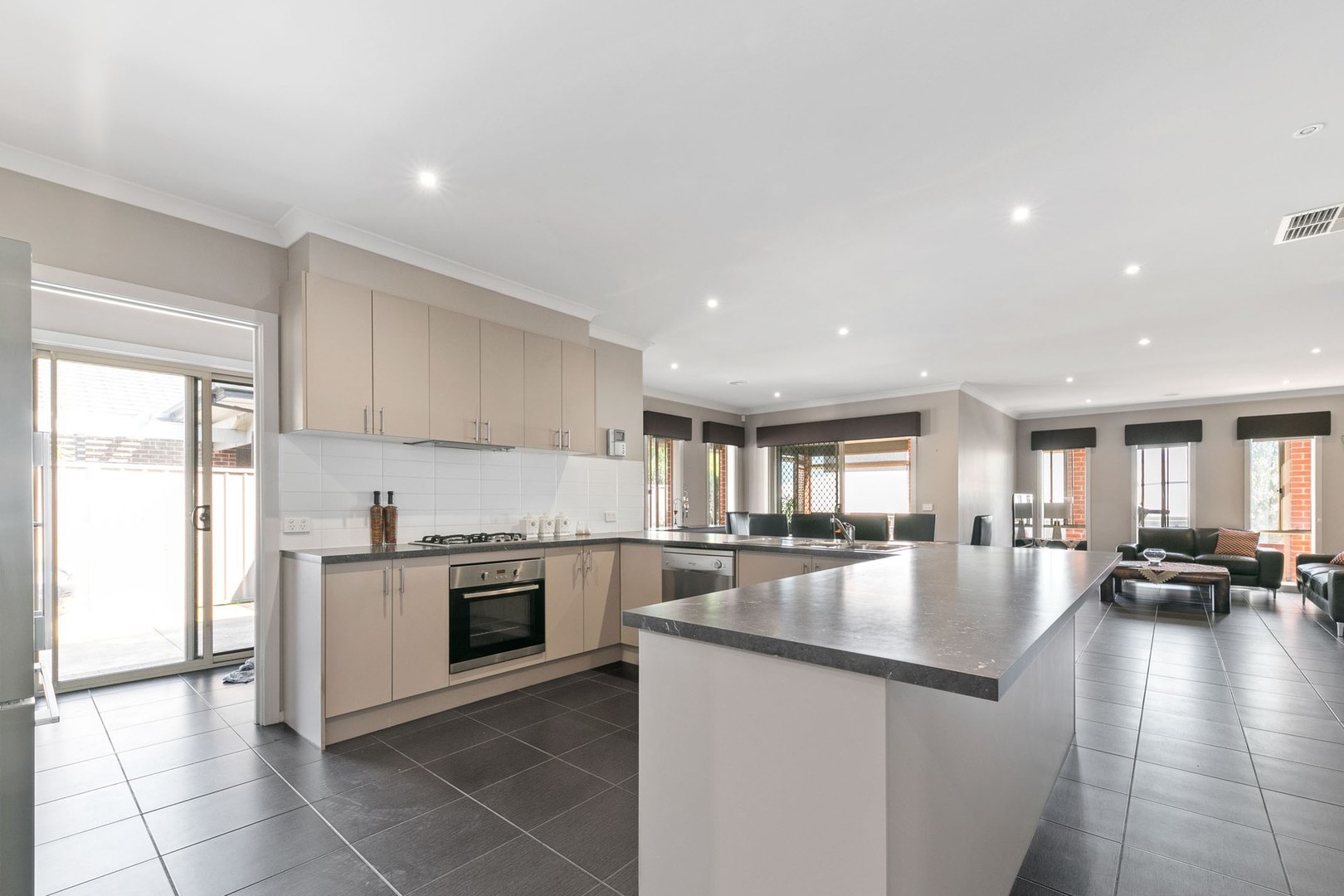 18 Villella Drive, Pakenham, VIC 3810 - Thumbnail 1 - 28/07/2026