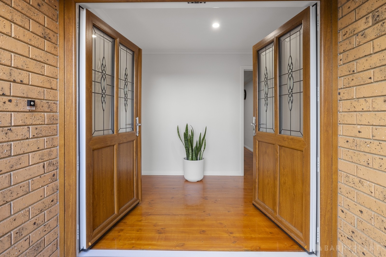 19 Chalcot Drive, Endeavour Hills, VIC 3802 - Thumbnail 2 - 23/05/2025