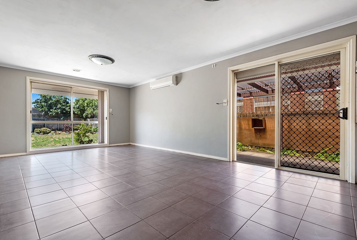 19 McKenzie Crescent, Roxburgh Park, VIC 3064, Roxburgh Park - Thumbnail 3
