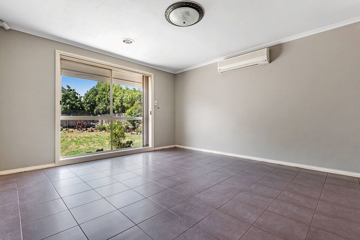 19 McKenzie Crescent, Roxburgh Park, VIC 3064, Roxburgh Park - Thumbnail 4