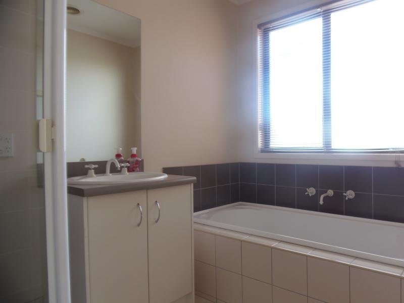 19 Stoke Heath WayCaroline Springs, VIC 3023  - Leased, Caroline Springs - Thumbnail 7
