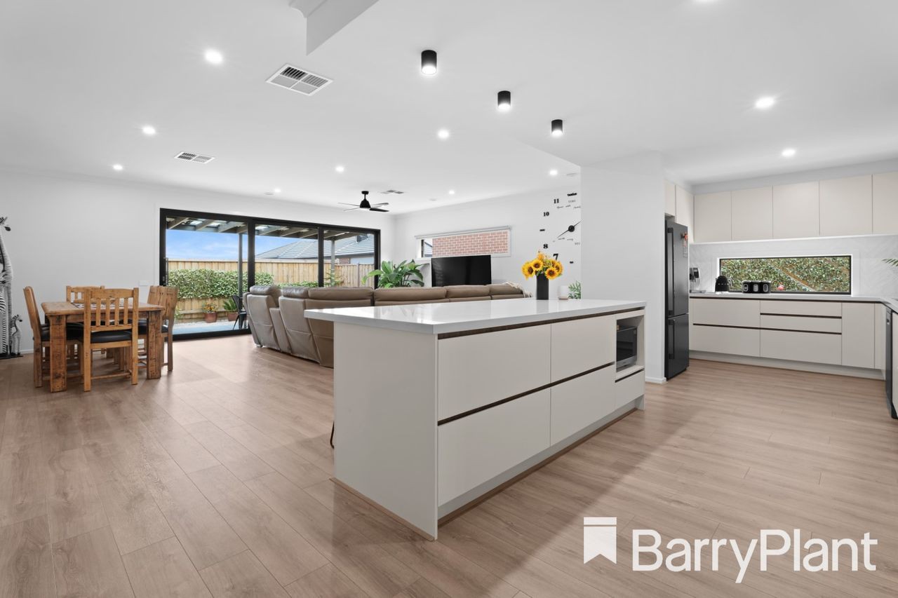 19 Wellingford Road, Clyde North, VIC 3978, Clyde North - Thumbnail 3