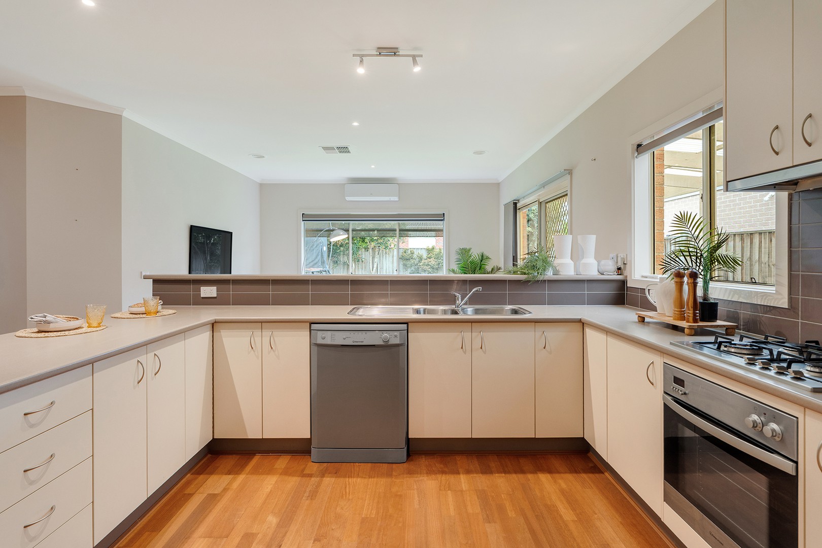 196 Central Park Avenue, Craigieburn, VIC 3064, Craigieburn - Thumbnail 3