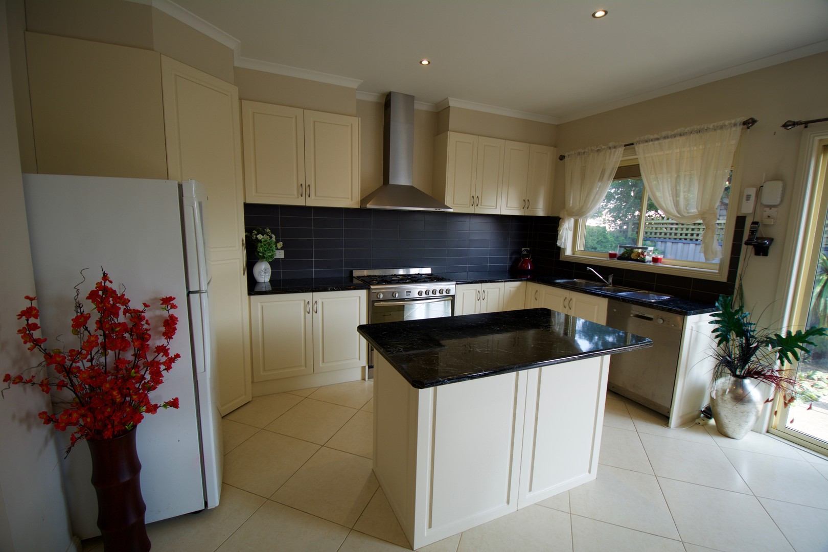 2/10 Howden  Crescent, Braybrook, VIC 3019 - Thumbnail 1 - 10/12/2021