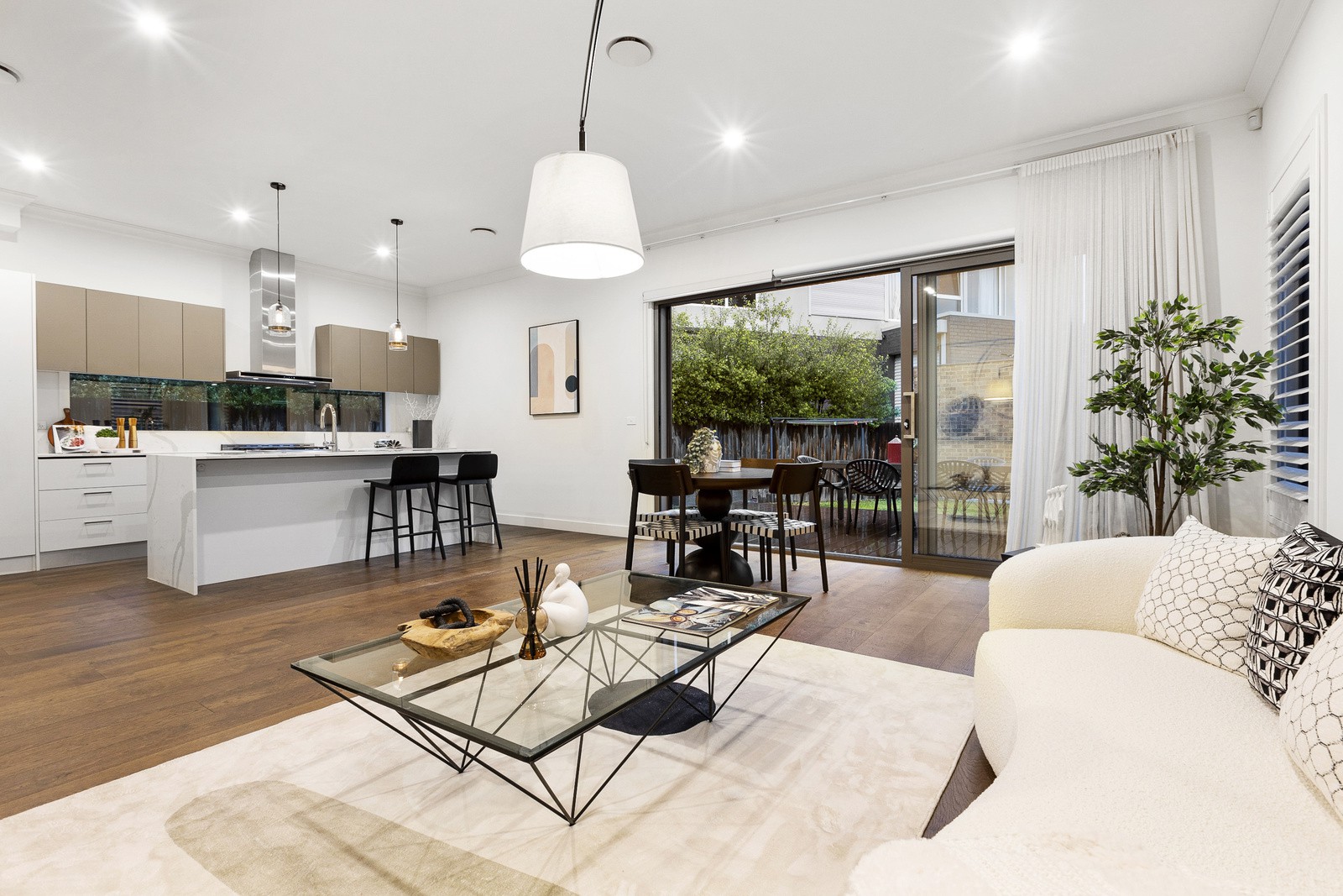 2/10 Yarrabee Court, Mount Waverley, VIC 3149 - Thumbnail 2 - 05/10/2023