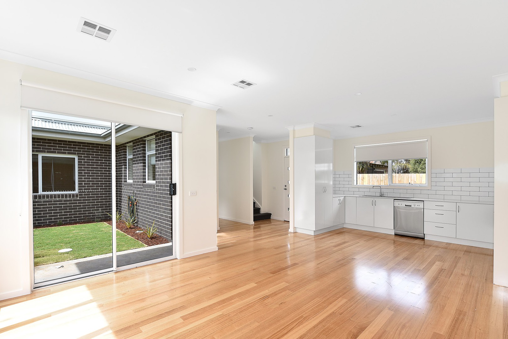 2/11 Grange Road, Airport West, VIC 3042, Airport West - Thumbnail 2