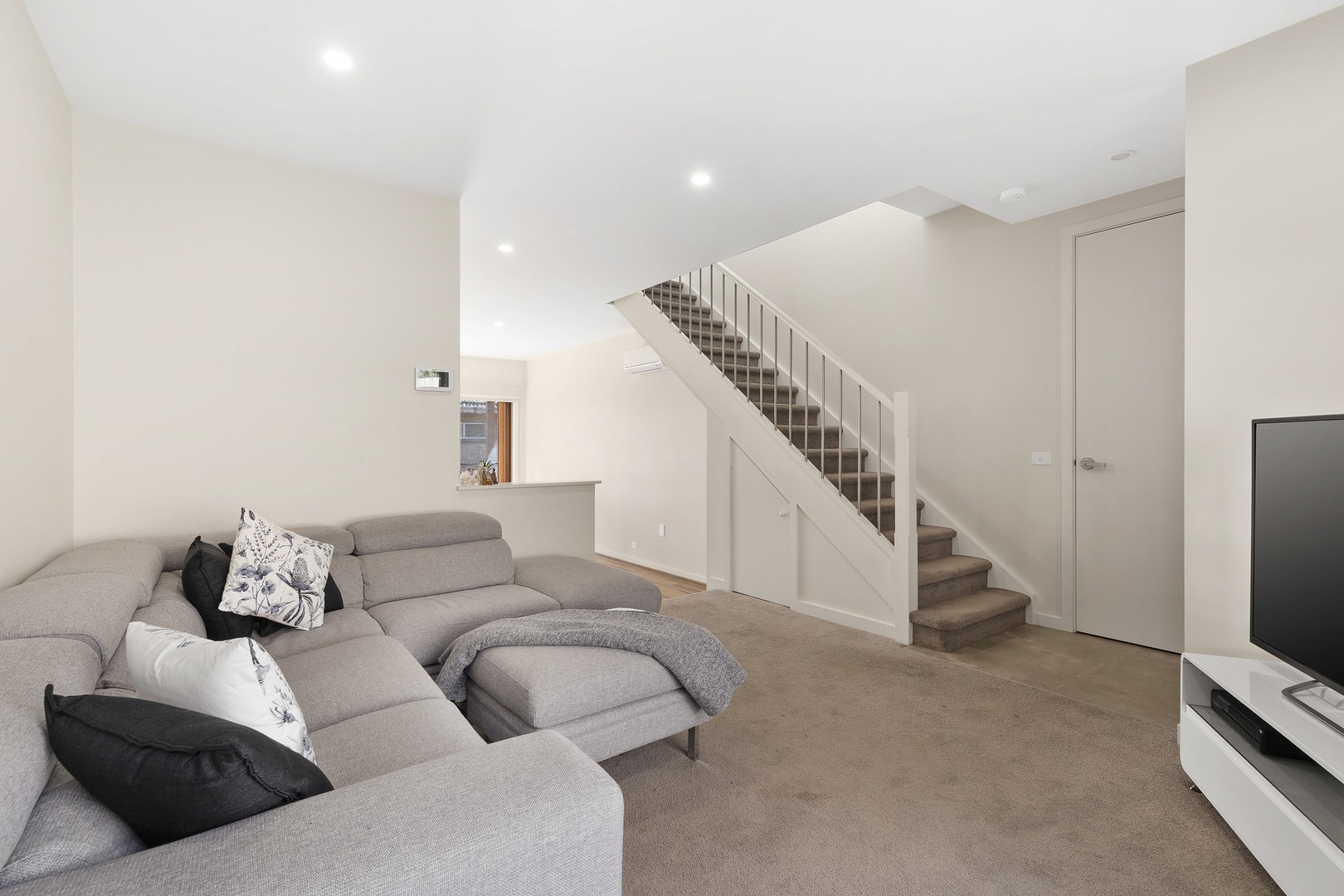 2/12 Eldale Avenue, Greensborough, VIC 3088 - Thumbnail 2 - 05/11/2020