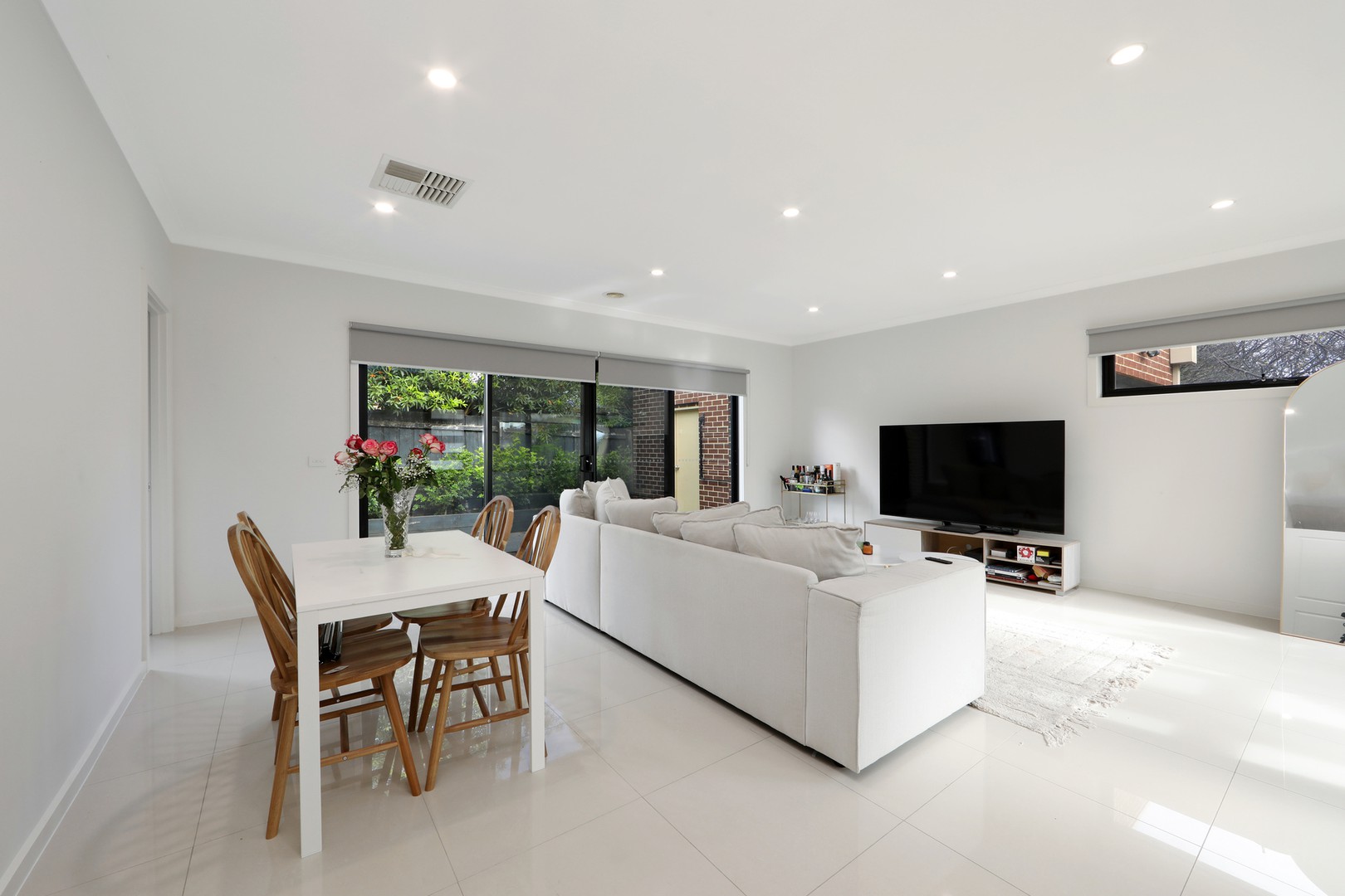 2/12 Ivan Crescent, Hampton Park, VIC 3976 - Thumbnail 2 - 04/06/2025
