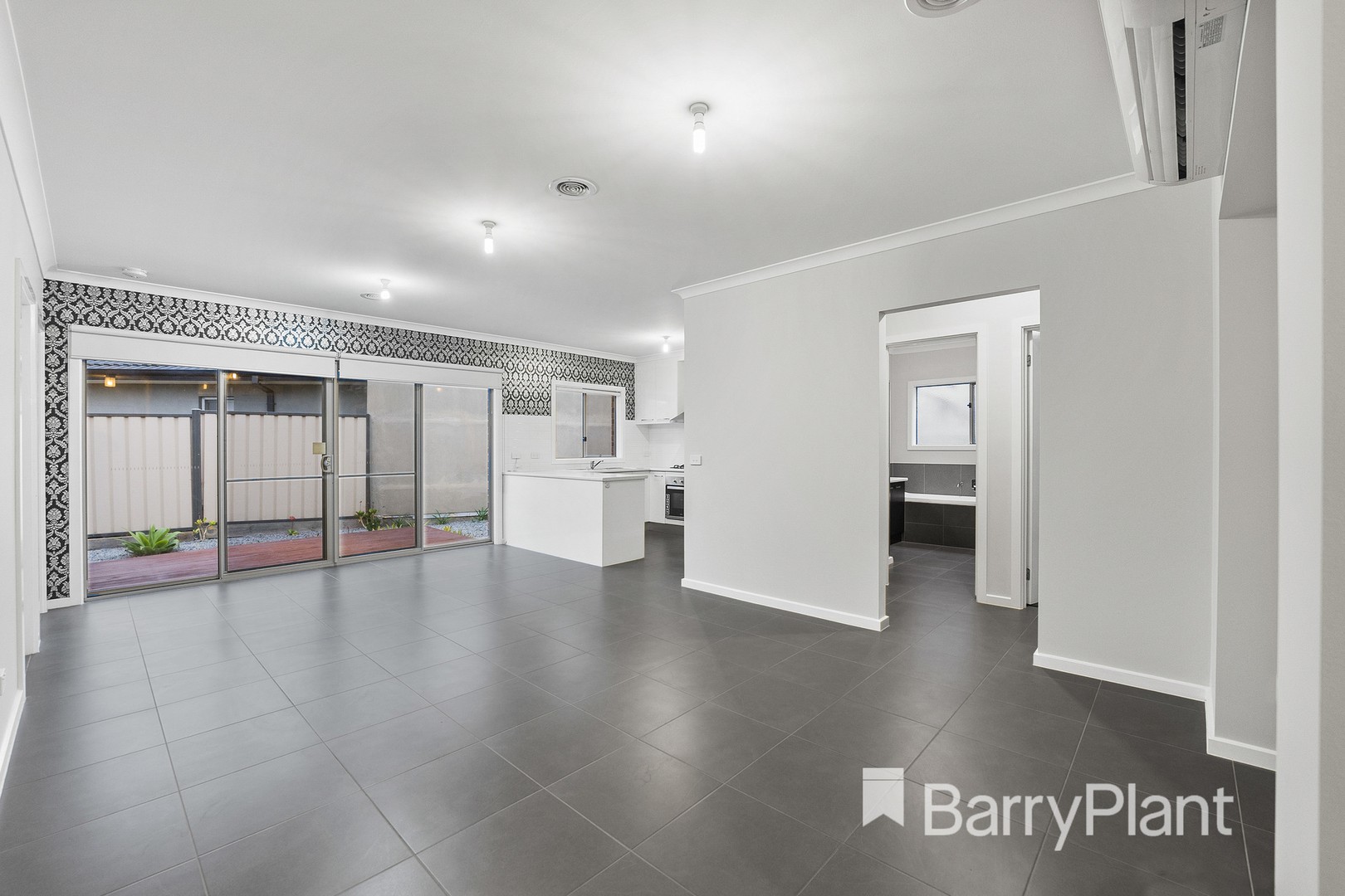 2/13 Cowper AvenueSt Albans, VIC 3021, St Albans - Thumbnail 2