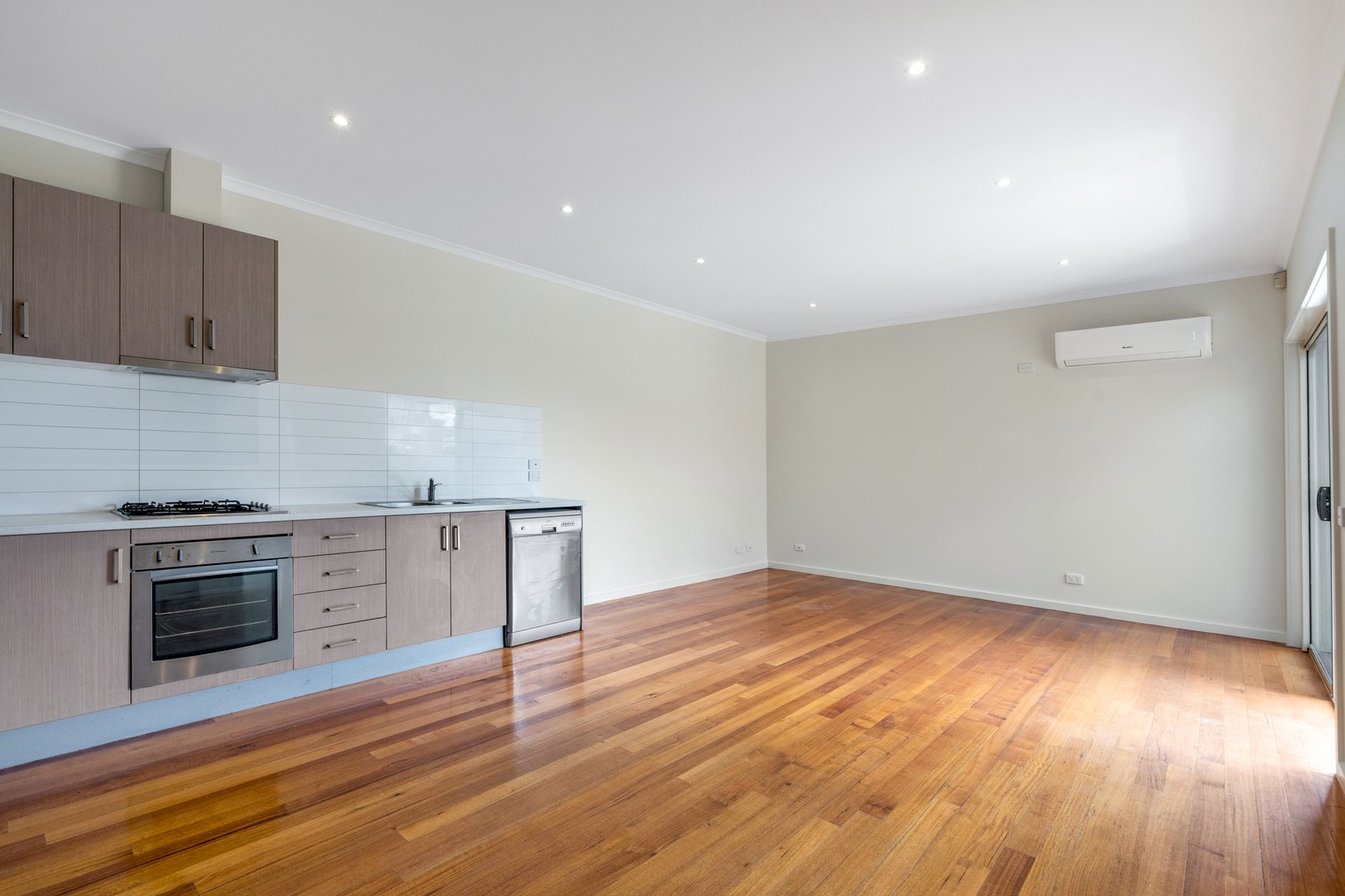 2/13 Suffolk Street, Reservoir, VIC 3073, Reservoir - Thumbnail 4