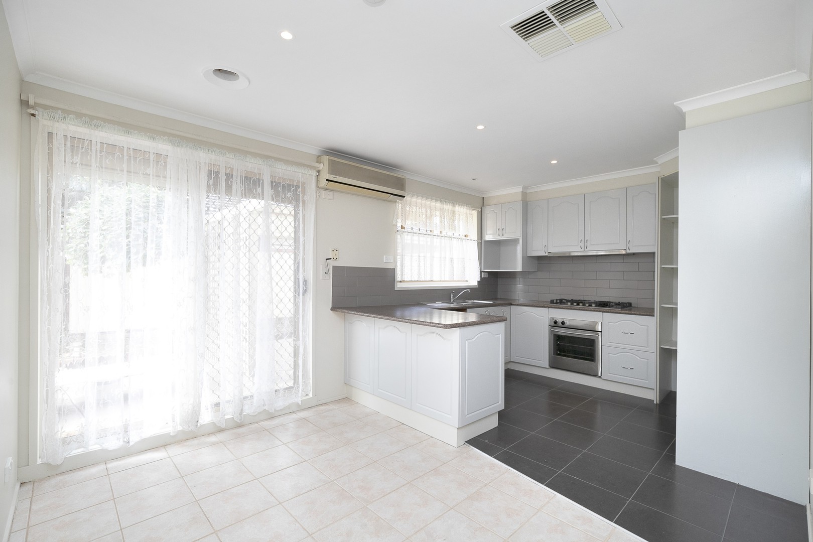 2/15 Branston Road, St Albans, VIC 3021, St Albans - Thumbnail 3