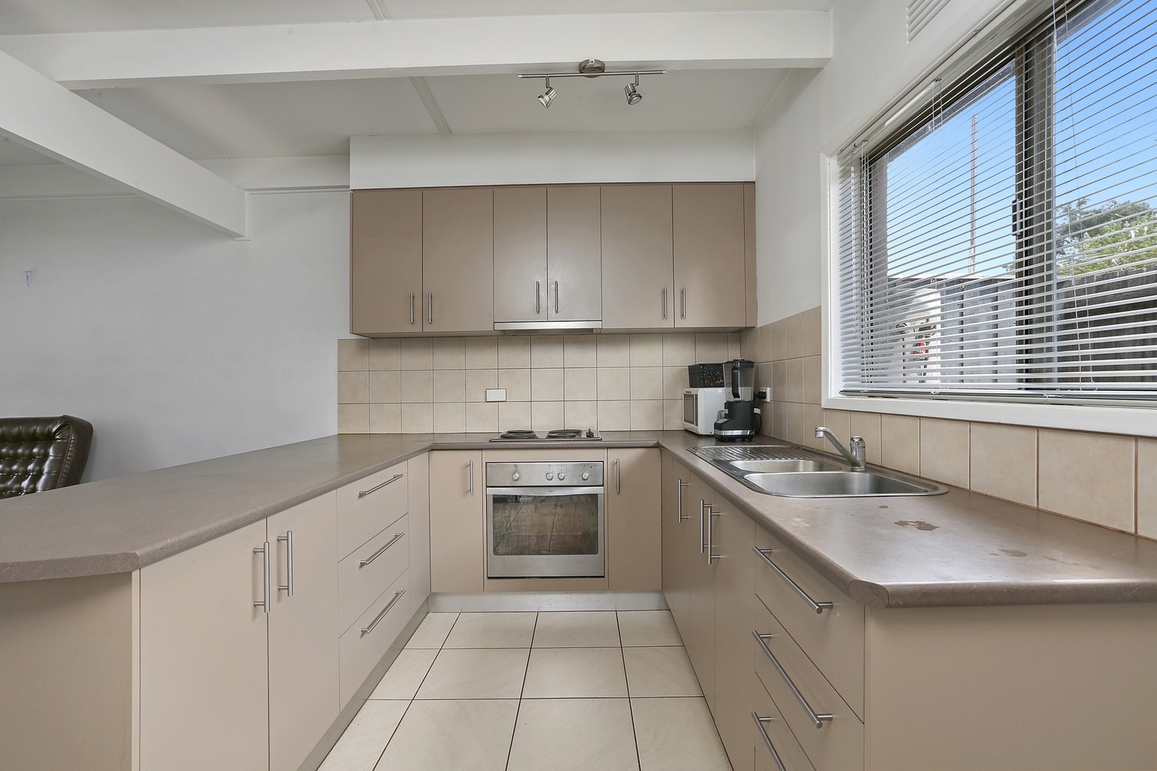 2/15 Buxton RoadHerne Hill, VIC 3218, Herne Hill - Thumbnail 3