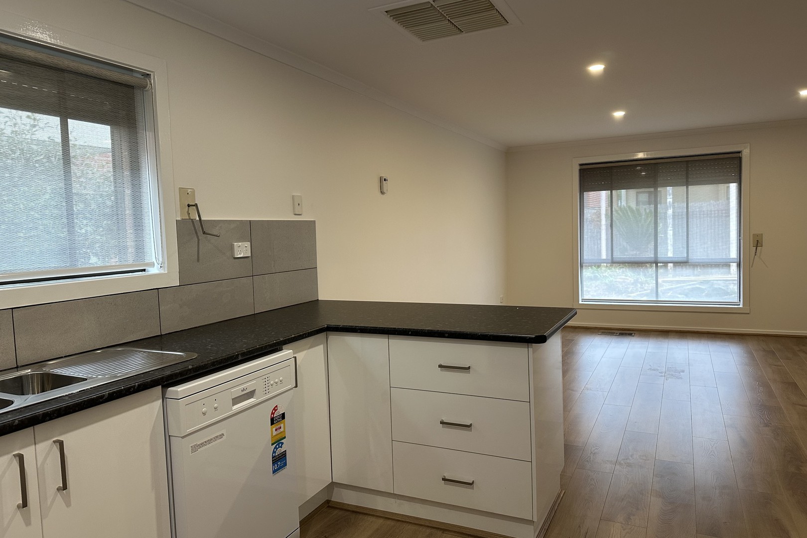 2/15 Spring Street, Thomastown, VIC 3074, Thomastown - Thumbnail 4