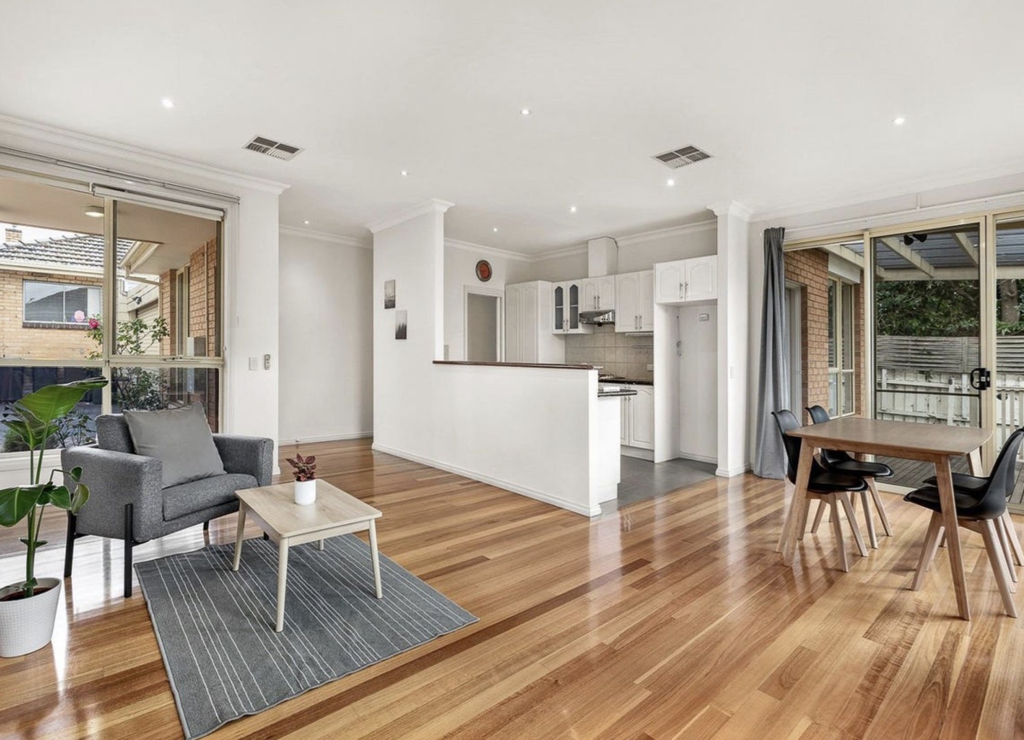 2/16 Pamela Street, Mount Waverley, VIC 3149, Mount Waverley - Thumbnail 2