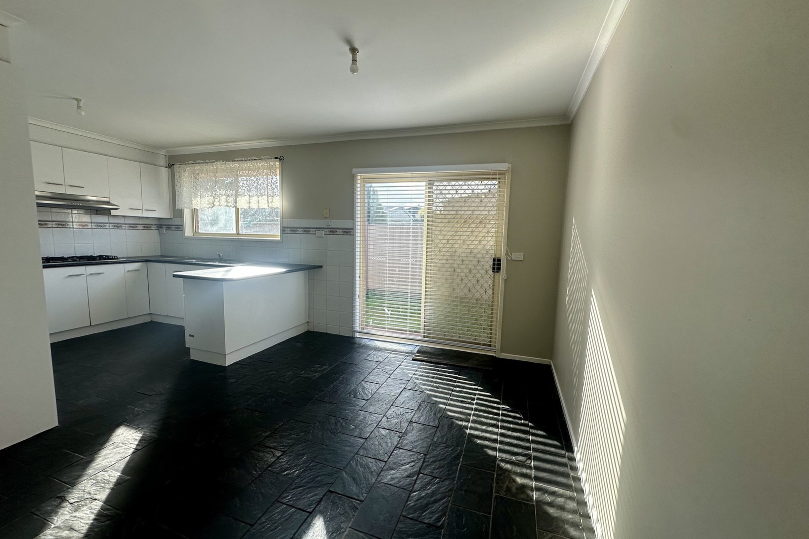 2/16 Thomas Street, St Albans, VIC 3021, St Albans - Thumbnail 4