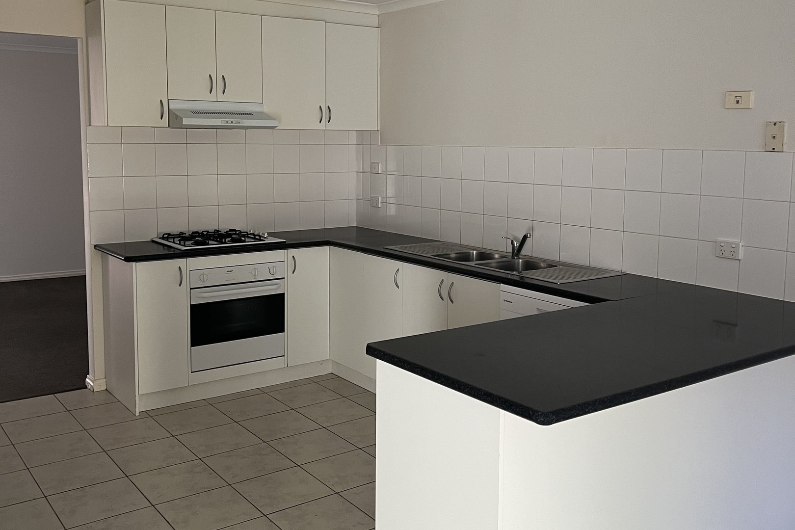 2/5 Elgin Close, Hillside, VIC 3037, Hillside - Thumbnail 2
