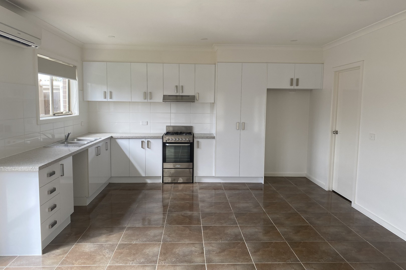 2/5 Luke Street, Reservoir, VIC 3073, Reservoir - Thumbnail 2