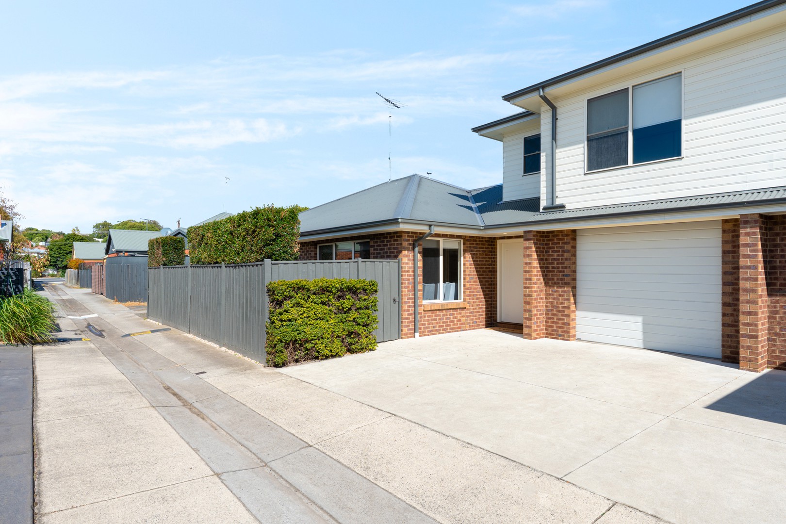 2/7 Calder Street, Manifold Heights, VIC 3218 - Thumbnail 2 - 08/04/2025