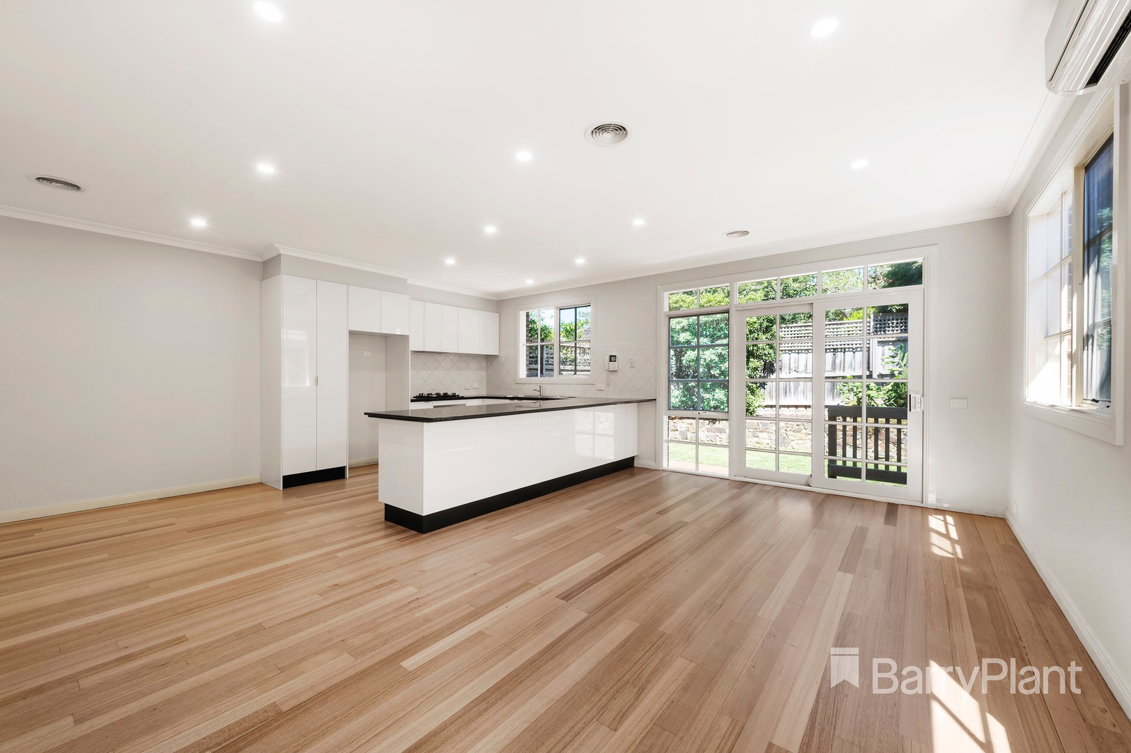 2/7 Montrose Street, Surrey Hills, VIC 3127, Surrey Hills - Thumbnail 2