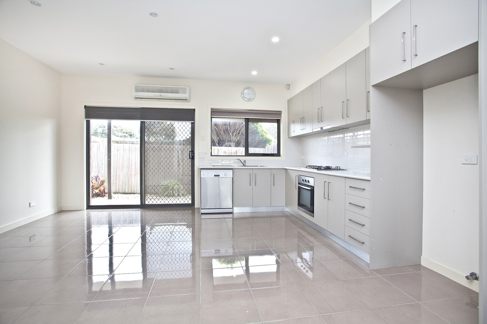 2/8 Damte Place, St Albans, VIC 3021 - Thumbnail 1 - 24/11/2021
