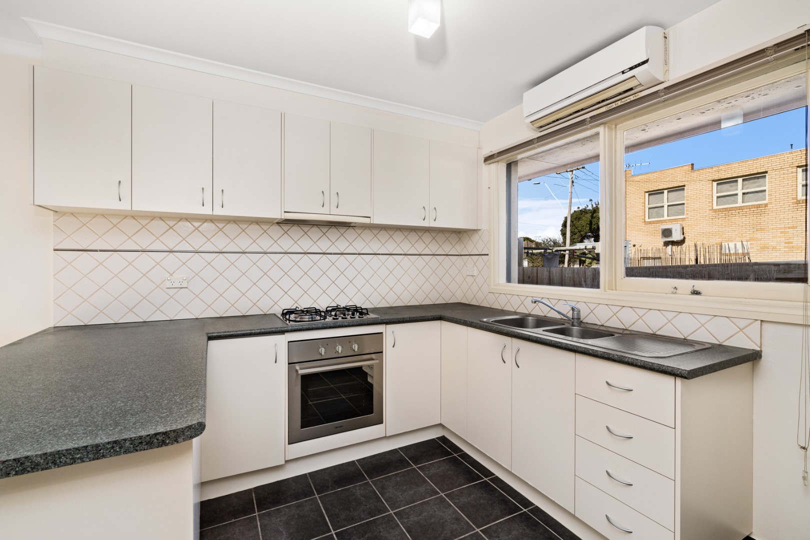 2/81 Heytesbury Street, Herne Hill, VIC 3218, Herne Hill - Thumbnail 2