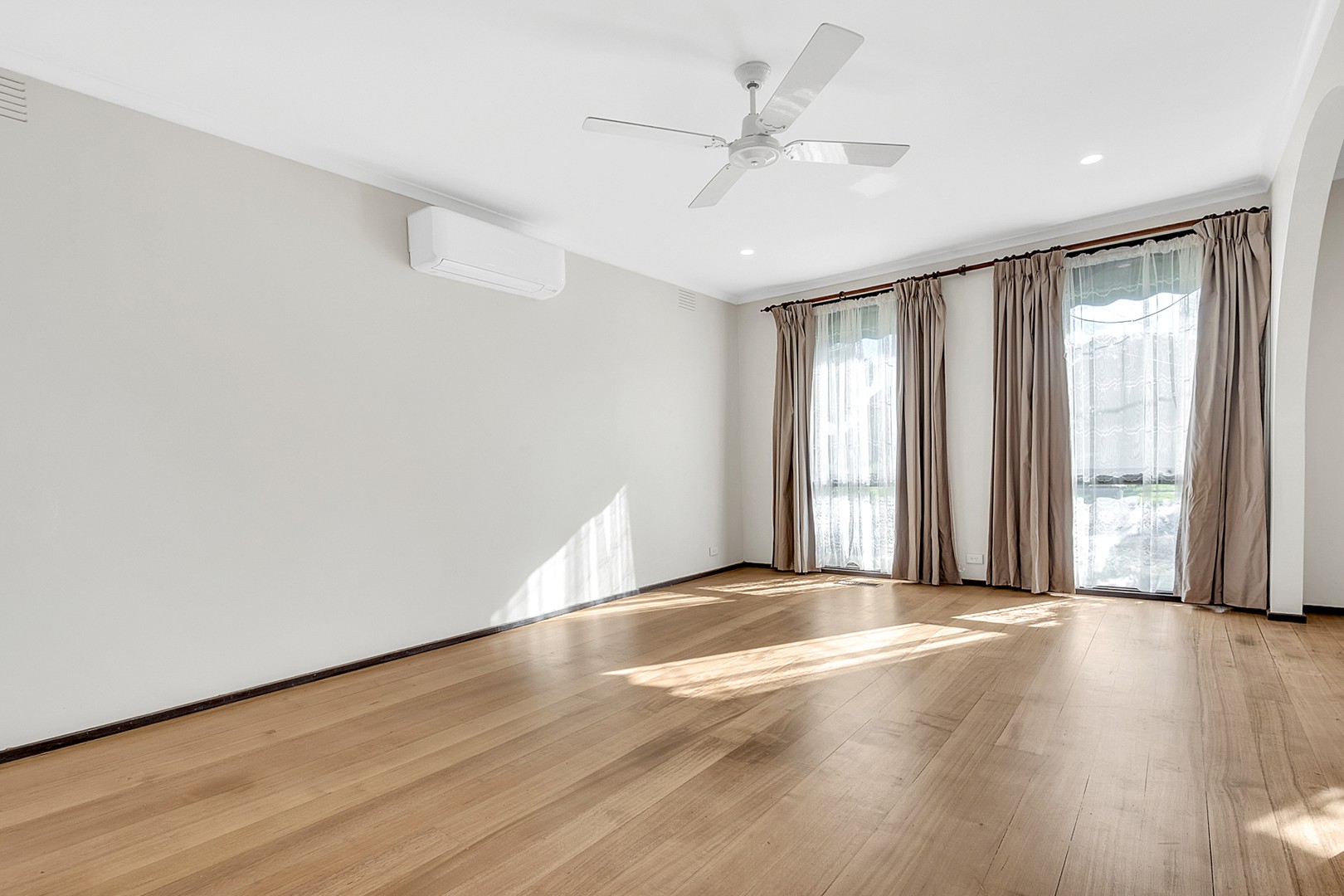 2 Brampton Close, Craigieburn, VIC 3064, Craigieburn - Thumbnail 2