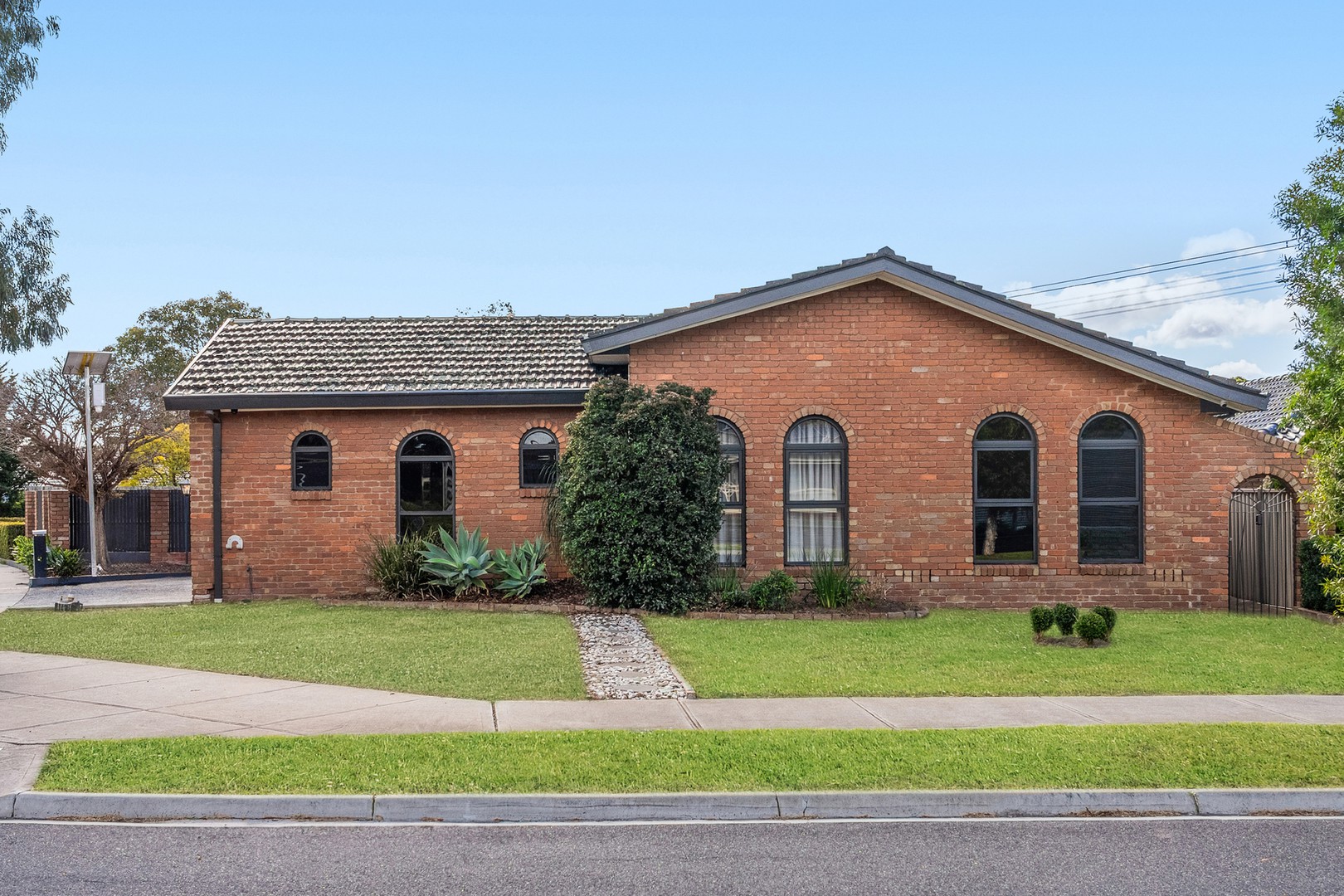 2 Broula Court, Taylors Lakes, VIC 3038 - Thumbnail 2 - 07/08/2026