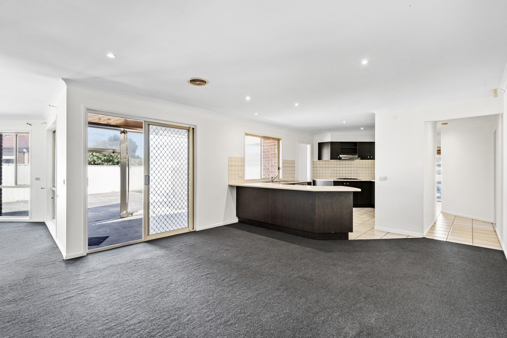 2 Edgeware Close, Point Cook, VIC 3030, Point Cook - Thumbnail 2
