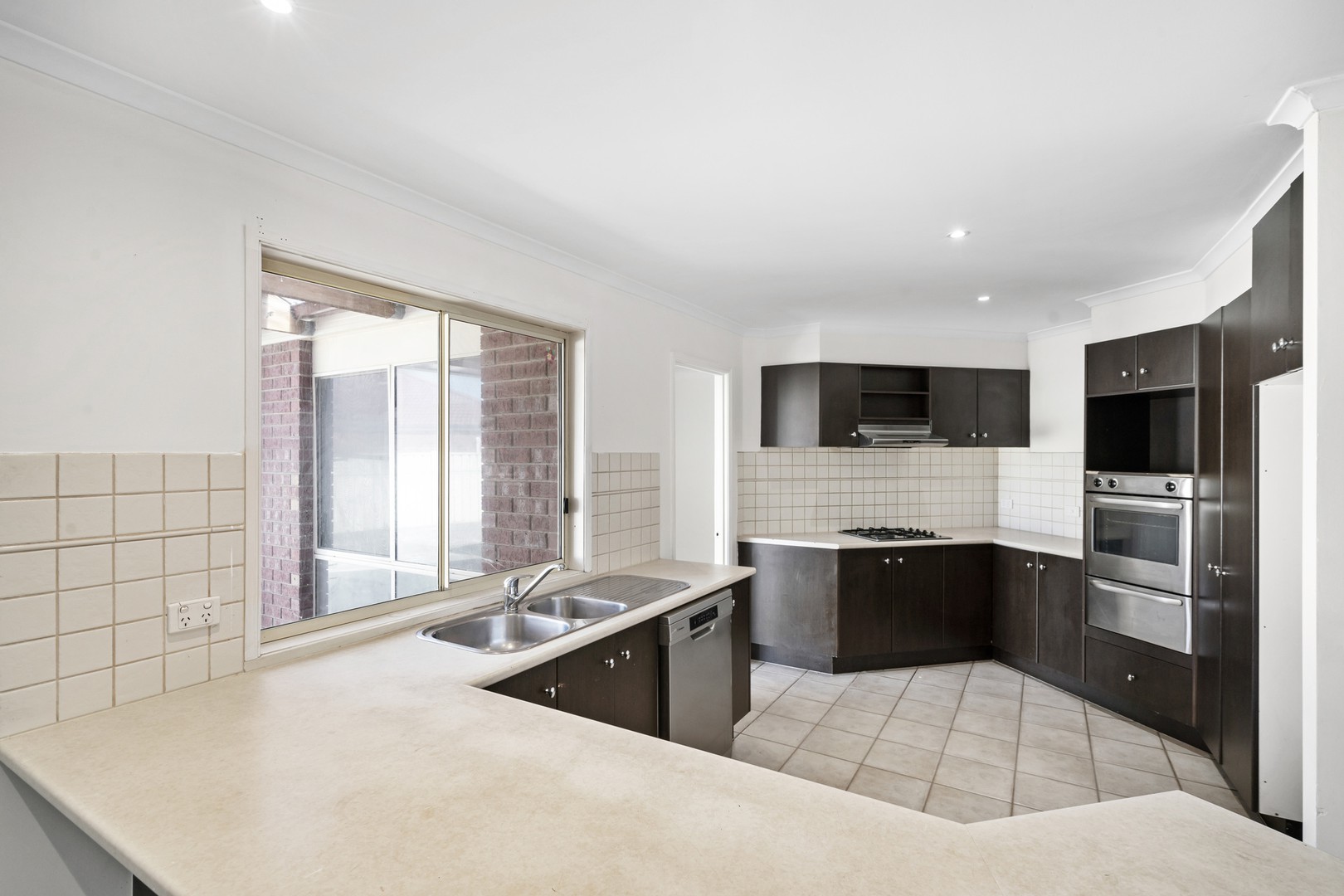 2 Edgeware Close, Point Cook, VIC 3030, Point Cook - Thumbnail 3