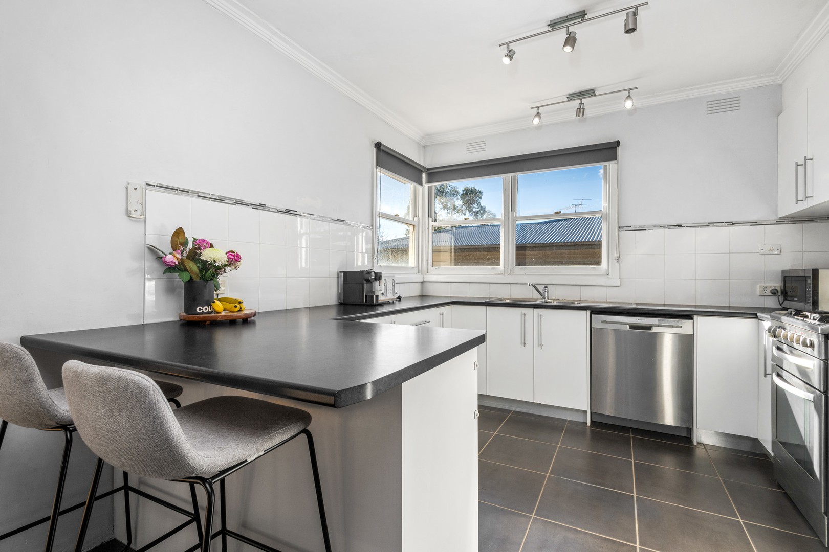 2 Joyce Parade, Herne Hill, VIC 3218 - Thumbnail 2 - 21/05/2025