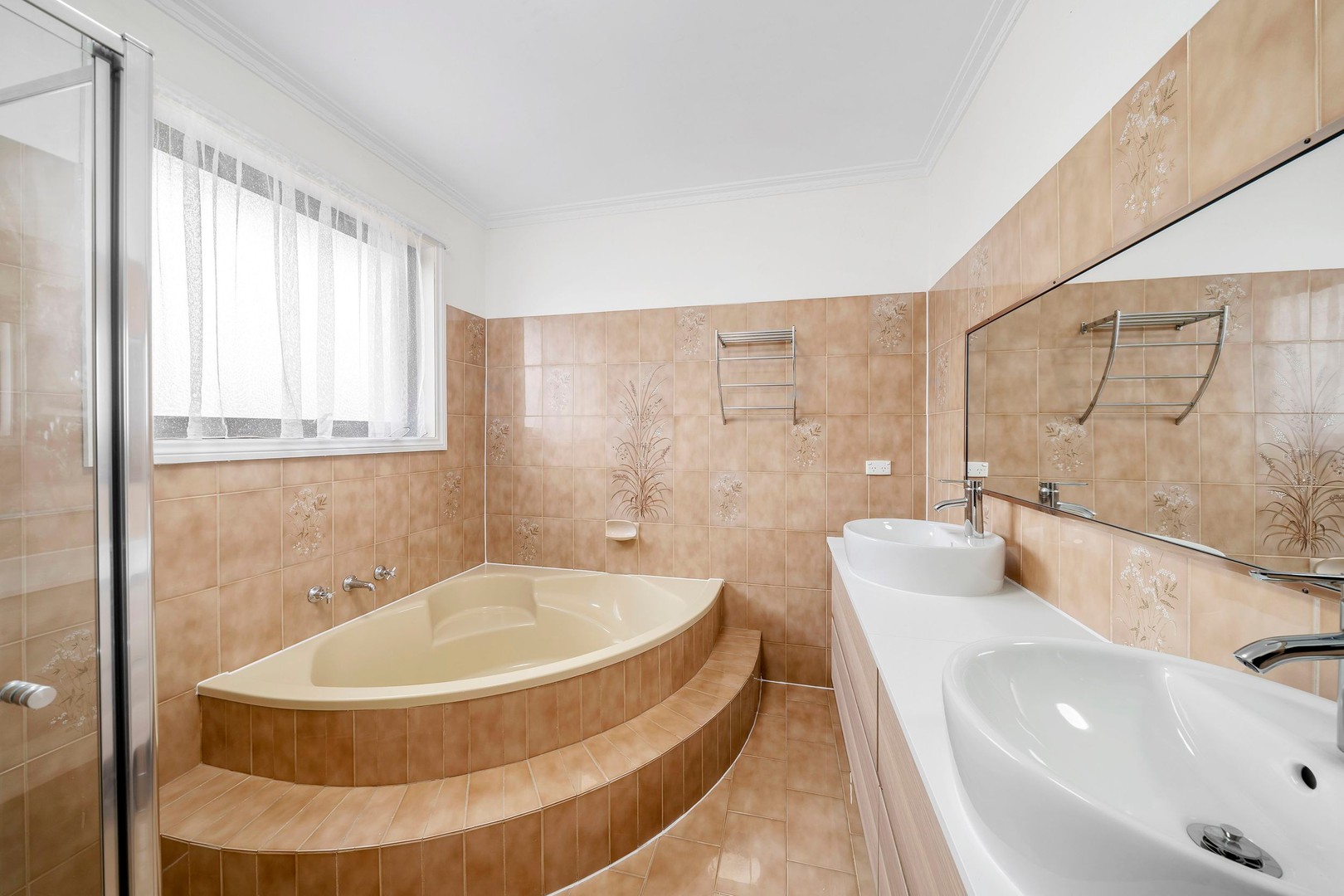 2 Monte Carlo Drive, Avondale Heights, VIC 3034, Avondale Heights - Thumbnail 2