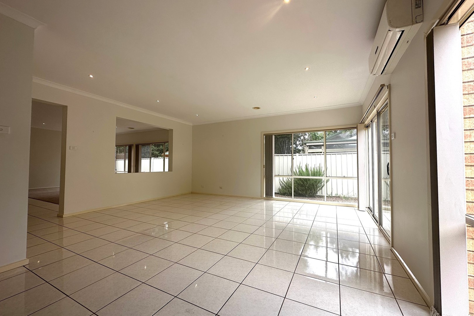 2 Muirhead Gardens, Caroline Springs, VIC 3023, Caroline Springs - Thumbnail 3