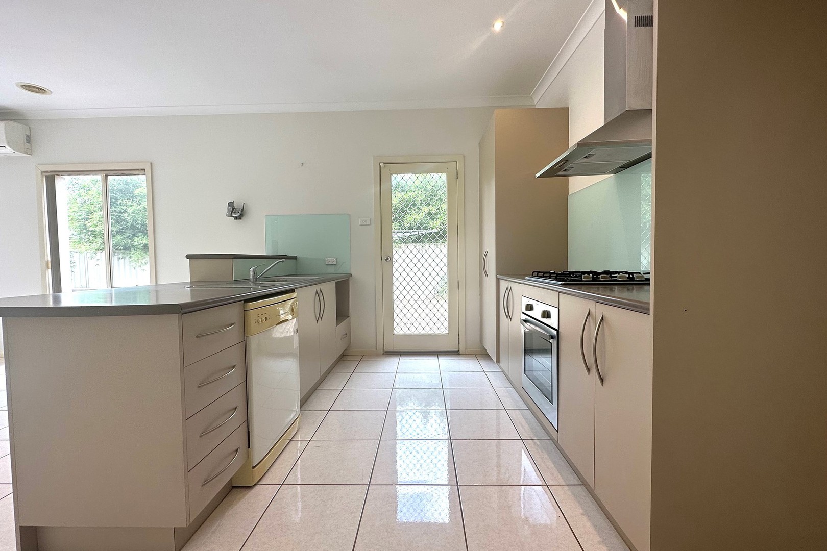 2 Muirhead Gardens, Caroline Springs, VIC 3023, Caroline Springs - Thumbnail 5