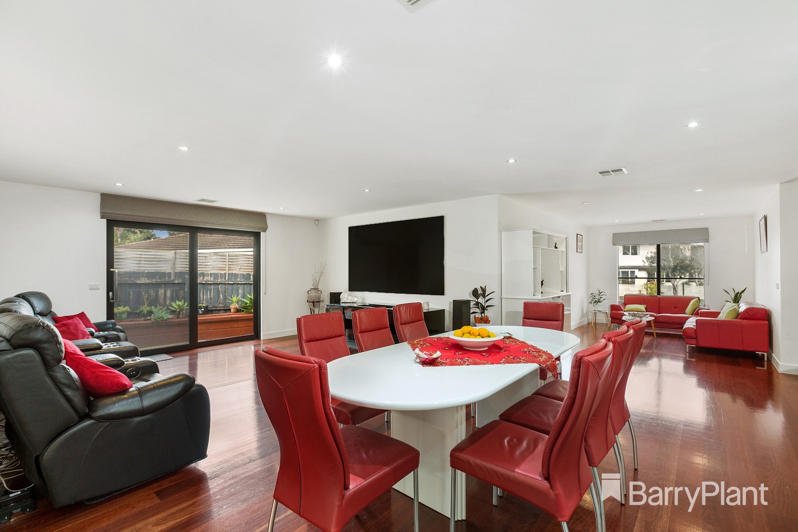 2 Narla Court, Glen Waverley, VIC 3150 - Thumbnail 2 - 08/07/2021