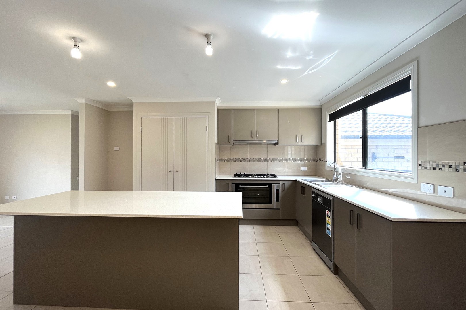 2 Orchard Court, Drouin, VIC 3818 - Thumbnail 2 - 09/10/2023