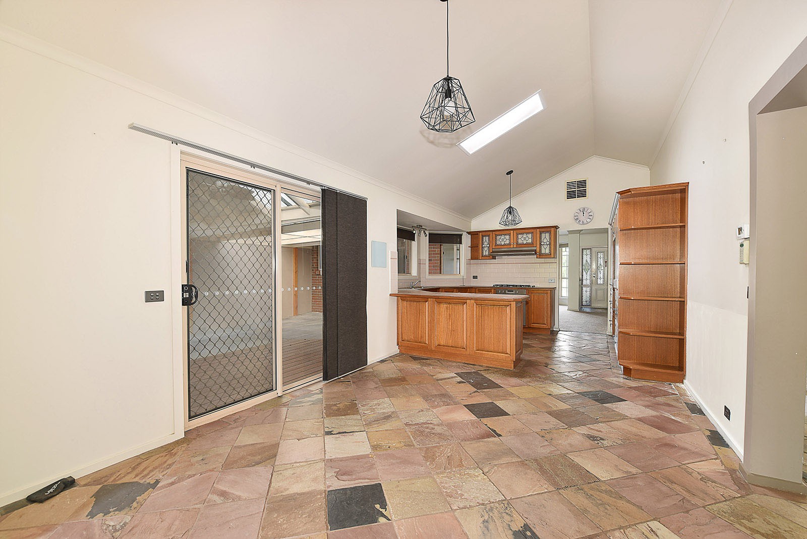 2 Rayfield Avenue, Craigieburn, VIC 3064 - Thumbnail 2 - 02/05/2025