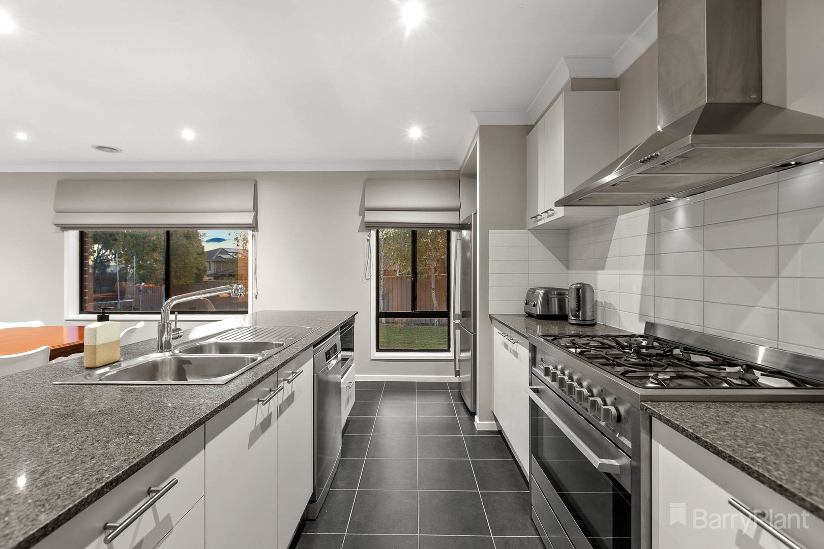 2 Renam Street, Pakenham, VIC 3810 - Thumbnail 2 - 01/03/2023