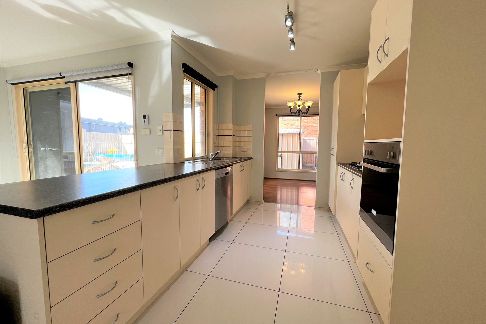 2 Saronvale Crescent, Hillside, VIC 3037, Hillside - Thumbnail 3