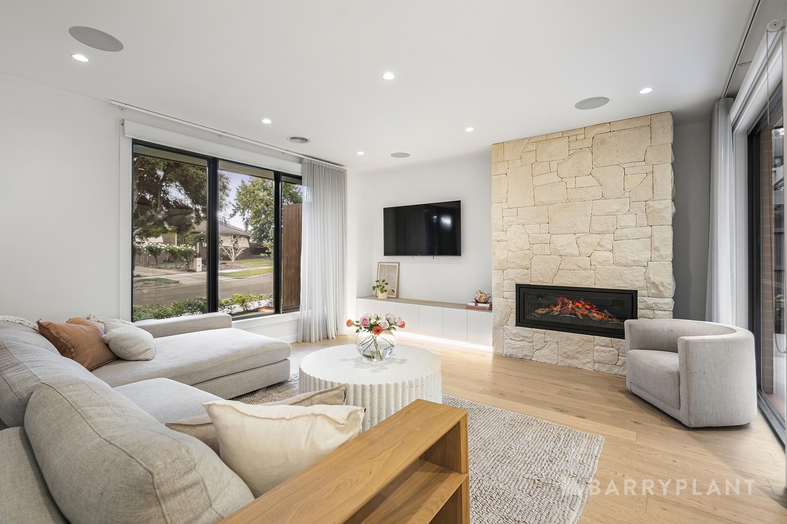 2 Terra Rossa Court, Mooroolbark, VIC 3138 - Thumbnail 2 - 12/03/2026