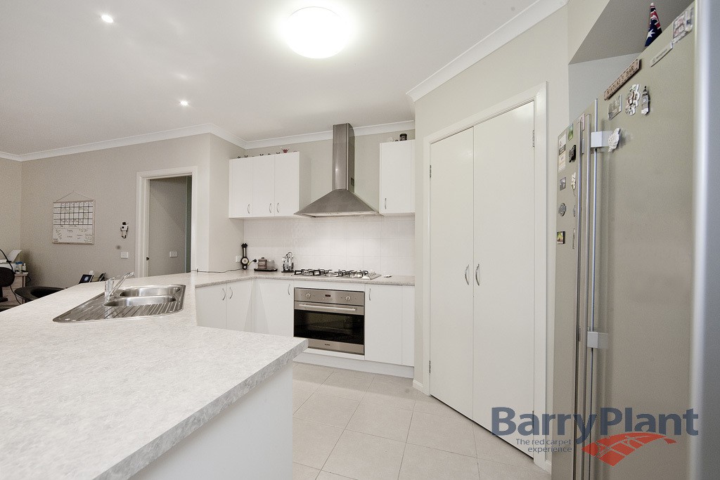 2 Whiteley Avenue, Point Cook, VIC 3030, Point Cook - Thumbnail 2