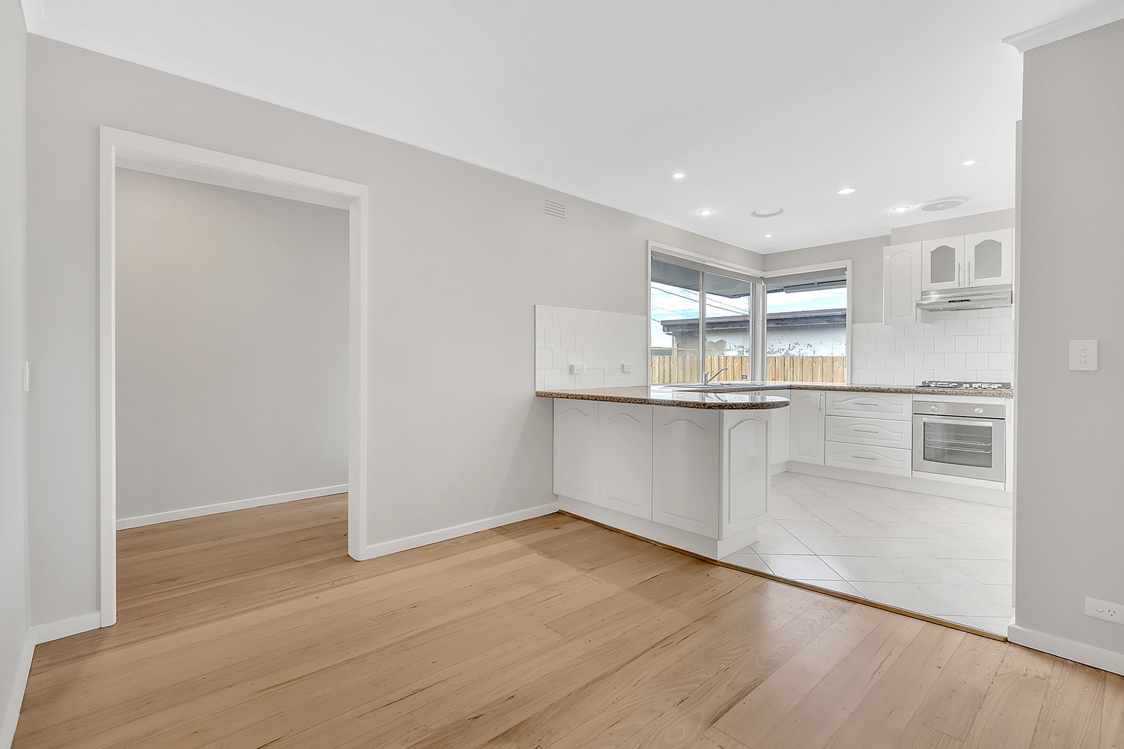 2 Woodlands Court, Craigieburn, VIC 3064, Craigieburn - Thumbnail 4