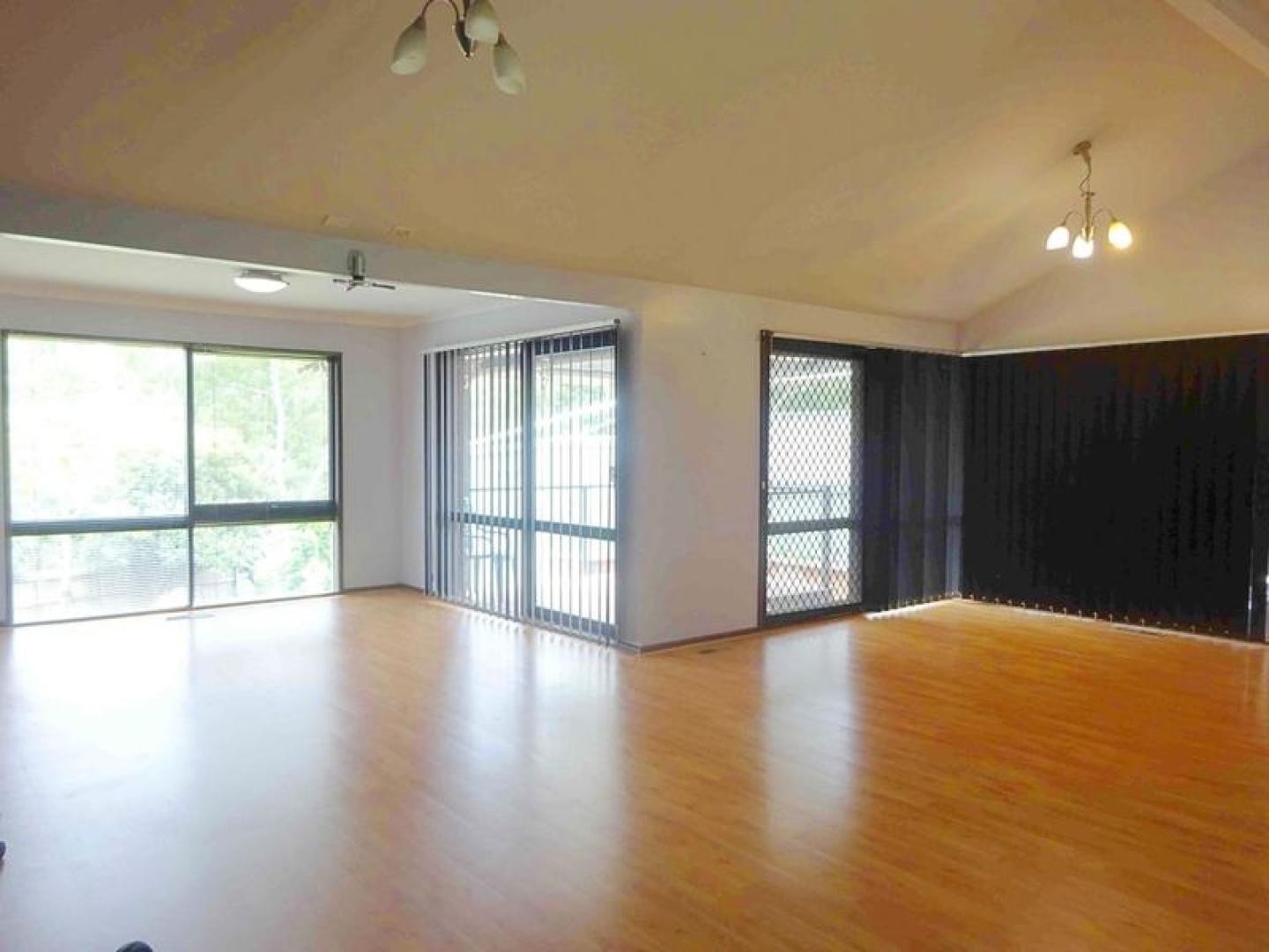20 Axminster Drive, Craigieburn, VIC 3064, Craigieburn - Thumbnail 3