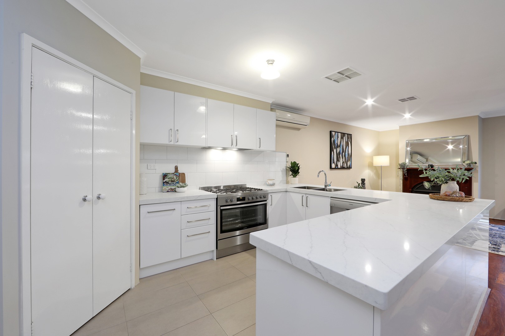 21 Garland Rise, Rowville, VIC 3178, Rowville - Thumbnail 2