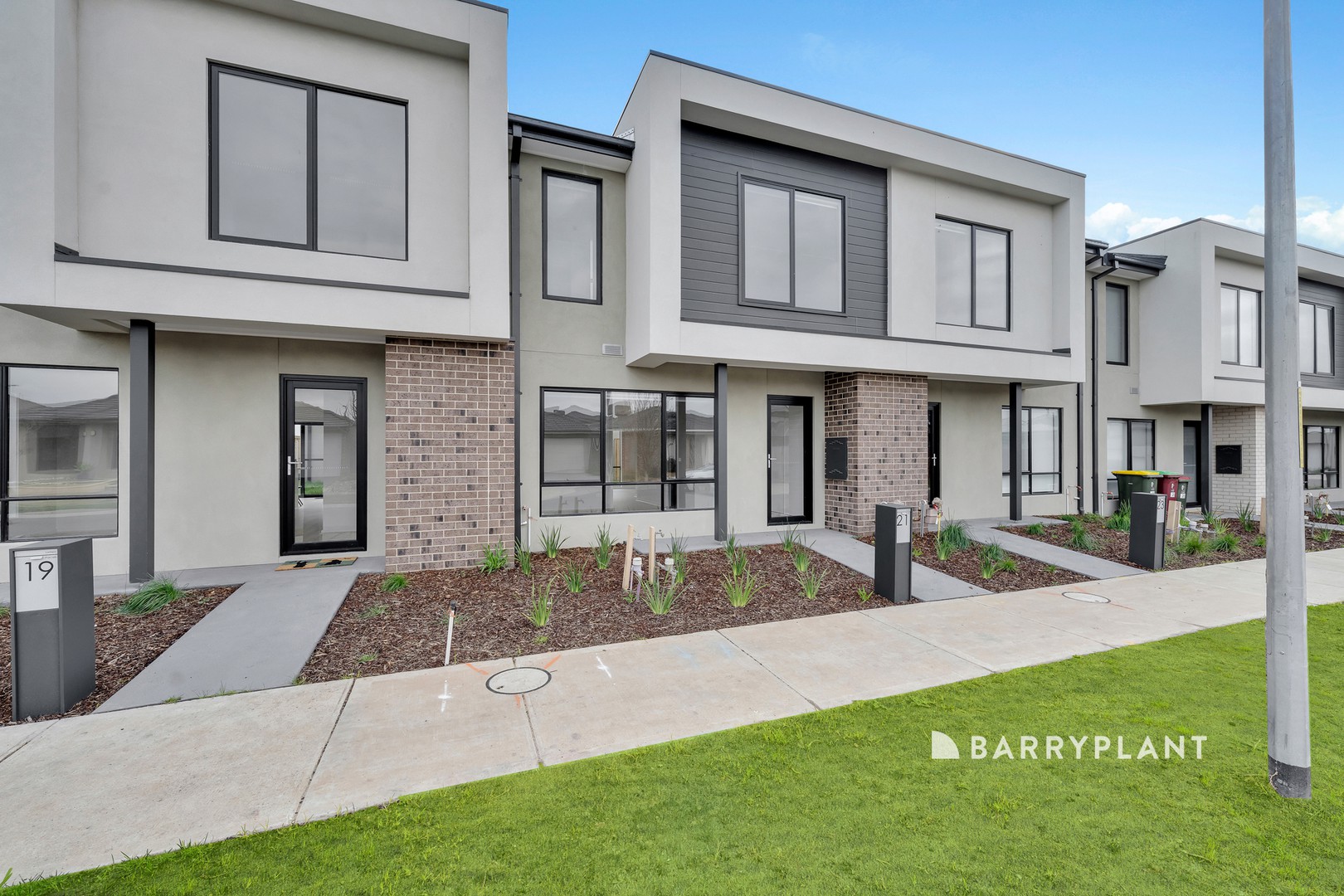21 Guisard Way, Clyde North, VIC 3978 - Thumbnail 2 - 30/07/2025