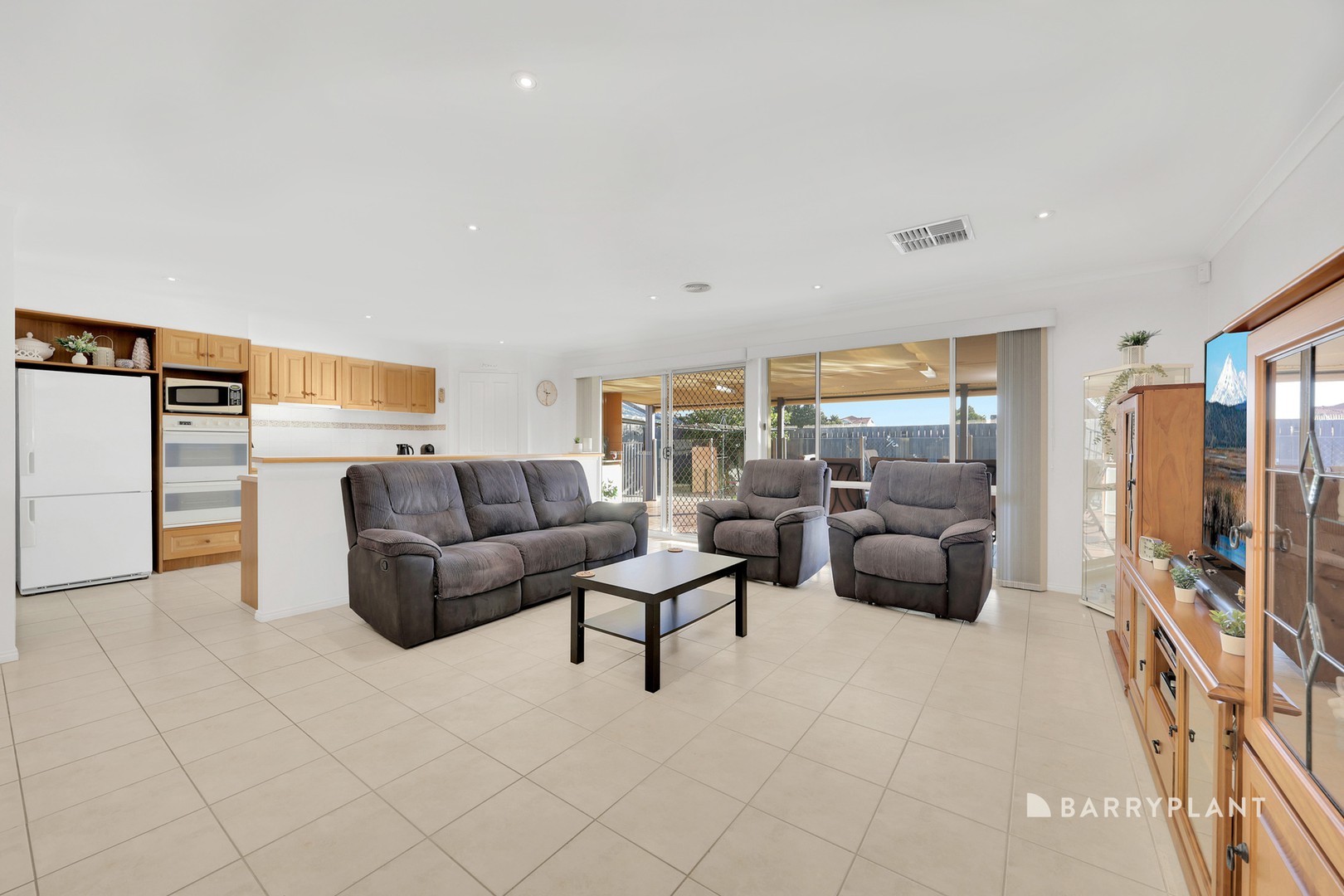 21 Hobson Crescent, Mill Park, VIC 3082, Mill Park - Thumbnail 3
