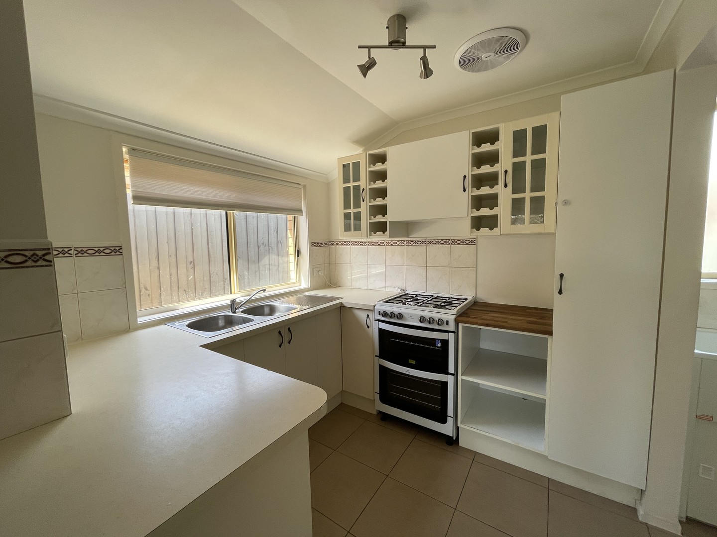 21 Kimberley Road, Werribee, VIC 3030, Werribee - Thumbnail 2