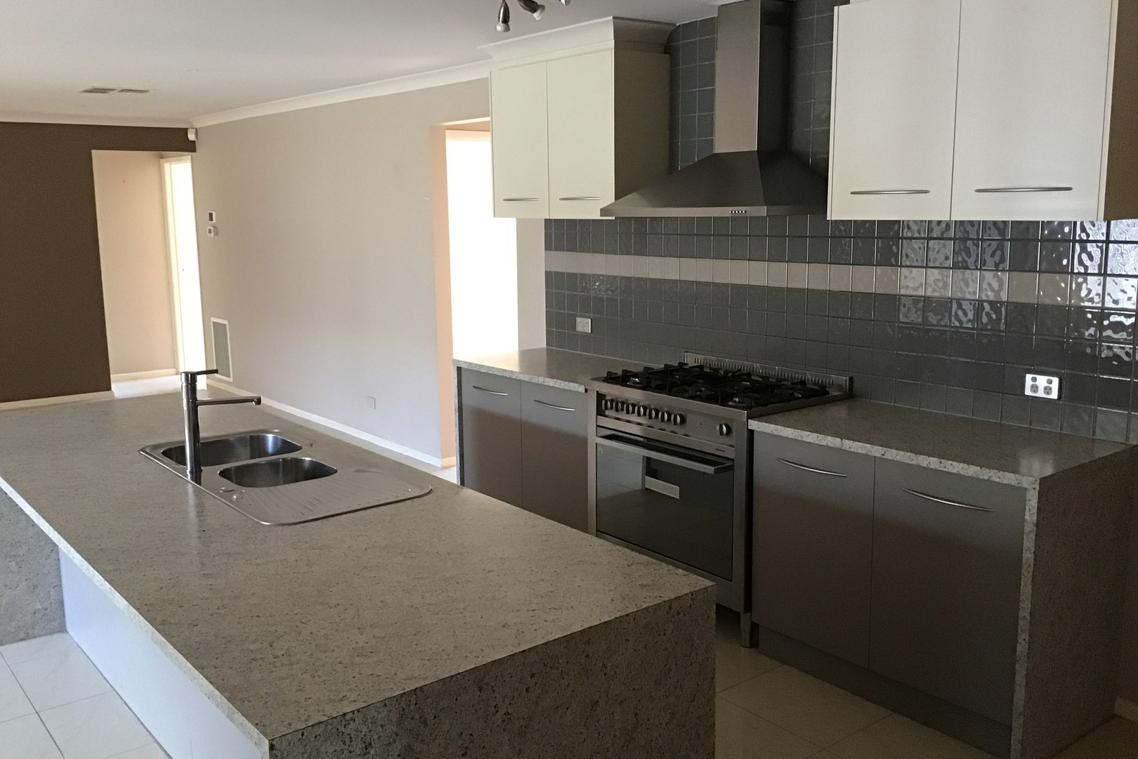 21 Klippel Way, Caroline Springs, VIC 3023 - Thumbnail 1 - 29/09/2025