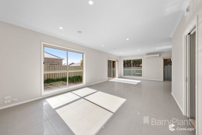 21 Kunuka Circuit, Caroline Springs, VIC 3023, Caroline Springs - Thumbnail 2